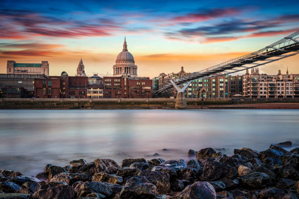 widok z brzegu tamizy do katedry st. pauls w londynie, wielka brytania - st pauls cathedral travel destinations reflection london england zdjęcia i obrazy z banku zdjęć