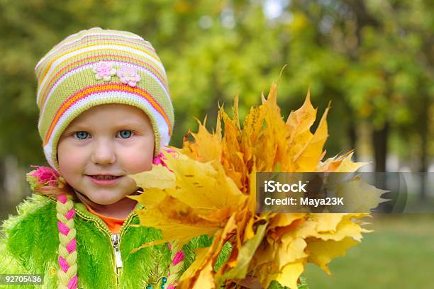 Chica Con Hojas Amarillas Foto de stock y más banco de imágenes de Aire libre - Aire libre, Alegre, Alegría