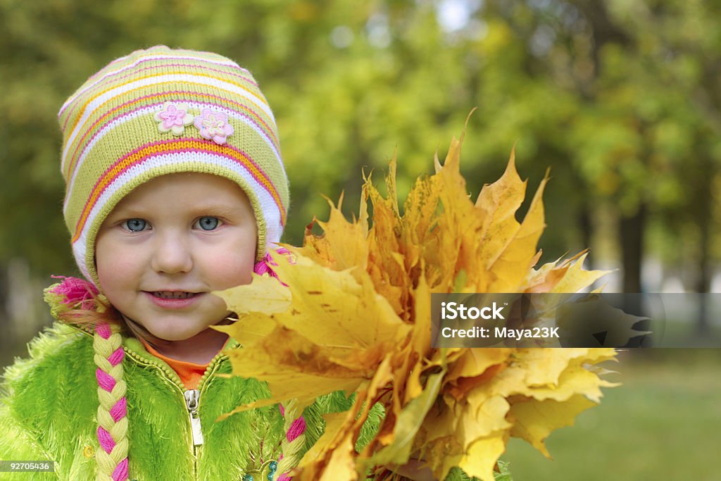 Девушка с желтые листья - Стоковые фото Беззаботный роялти-фри