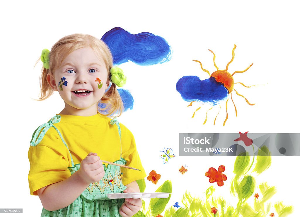 Маленькая девочка с краской - Стоковые фото Беззаботный роялти-фри