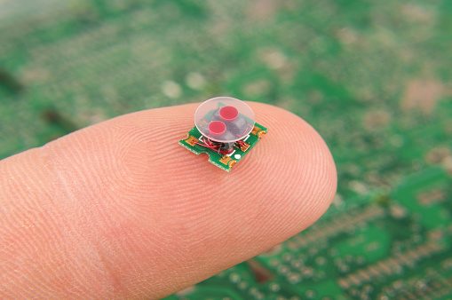 Transformador de RF componente electrónica pequeña en el dedo humano photo