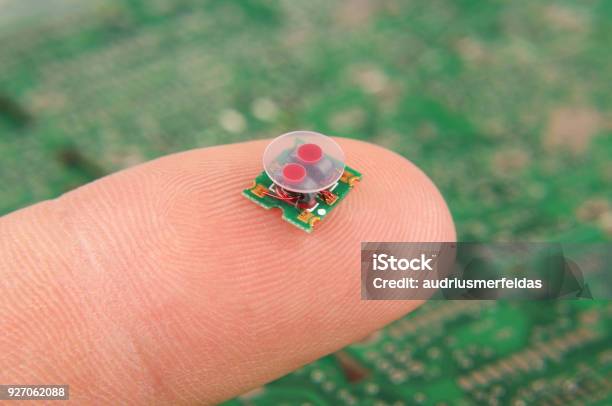 Transformador De Rf Componente Electrónica Pequeña En El Dedo Humano Foto de stock y más banco de imágenes de Sensor