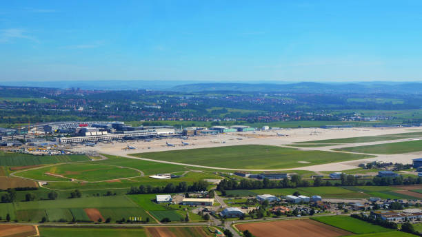 stuttgart, niemcy - 11 czerwca 2017: widok z lotu ptaka na okolicę stuttgartu i lotnisko w słoneczny dzień - airport angle architecture blue zdjęcia i obrazy z banku zdjęć