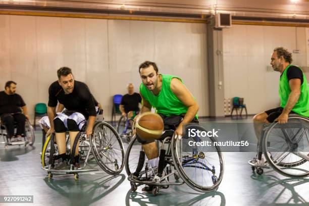 Behinderten Sport Männer In Aktion Während Des Spielens Indoor Basketball Stockfoto und mehr Bilder von Rollstuhl