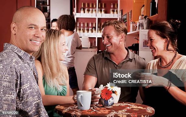 Freunde In Einem Coffee House Stockfoto und mehr Bilder von Alkoholfreies Getränk - Alkoholfreies Getränk, Attraktive Frau, Blondes Haar