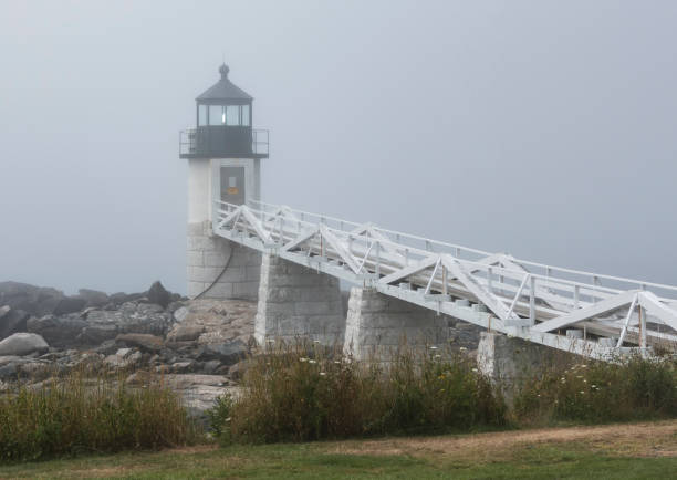 marshall point lighthouse in the fog in maine - marshall point lighthouse beacon lighthouse light imagens e fotografias de stock