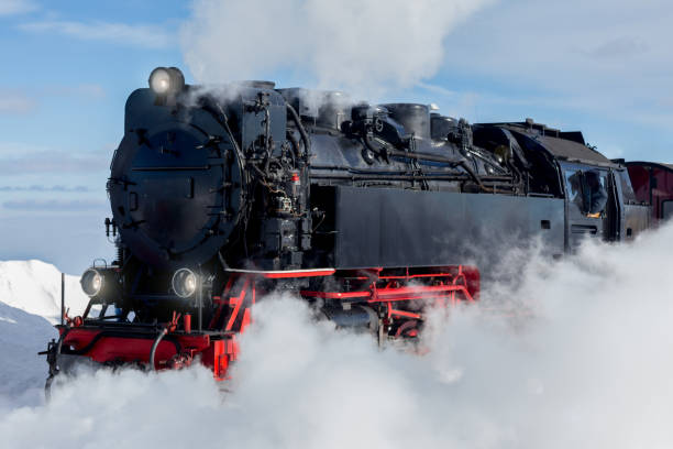 tren histórico de vapor en el invierno - locomotive steam train train snow fotografías e imágenes de stock