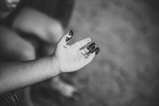 Bambino neonato si sporca la mano di helado, mano dettaglio en bianco nero photo