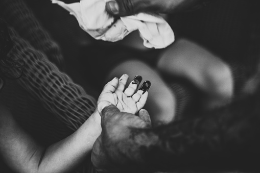 padre pulisce la mano del bambino sporca di gelato en bianco e nero photo