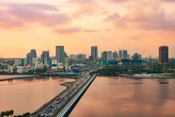 johor bahru es uno de la ciudad más grande de malasia del sur más cercana a singapur. - carretera sobre agua fotografías e imágenes de stock