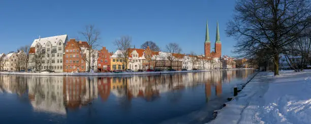 The sunny winter day was too tempting. So it was a walk with the camera past the Lübeck sights.