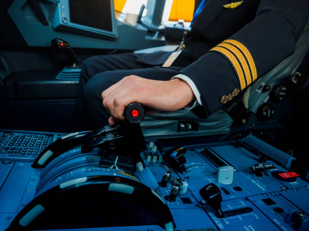 una mano del piloto está controlando el avión para volar take off y el aterrizaje - pilot cockpit flying business fotografías e imágenes de stock