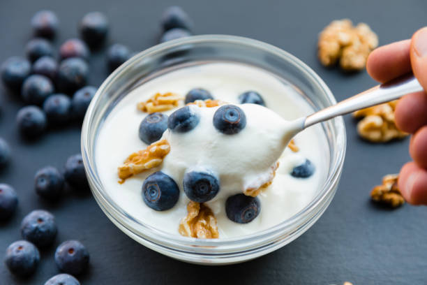 sade yoğurt süper sağlıklıdır - yoğurt stok fotoğraflar ve resimler