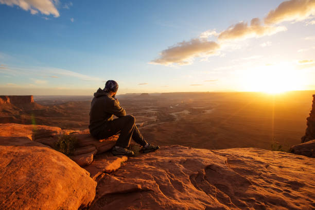 randonneur répond aux coucher de soleil au point de vue grand dans canyonlands national park dans l’utah, usa - grand view point photos et images de collection
