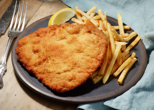 homemade weiner schnitzel - weiner schnitzel imagens e fotografias de stock