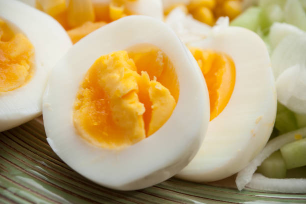 huevos duros en una placa de - salad breakfast cooked eggs fotografías e imágenes de stock