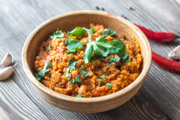 빨간 렌즈콩 카레 그릇 - tomato curry 뉴스 사진 이미지