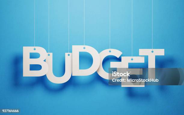 Concepto De Presupuesto Presupuesto Blanco Texto Con Cuerdas Sobre Fondo Azul Foto de stock y más banco de imágenes de Presupuesto
