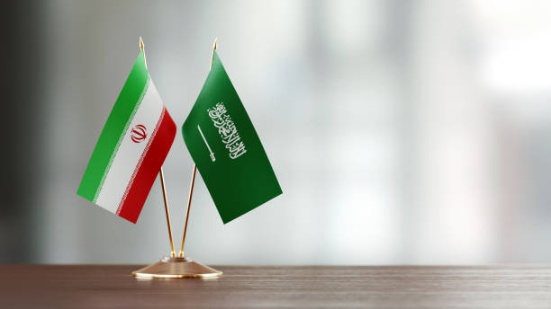 irańska i saudyjska flaga para na biurku ponad defocused tle - iranian flag zdjęcia i obrazy z banku zdjęć