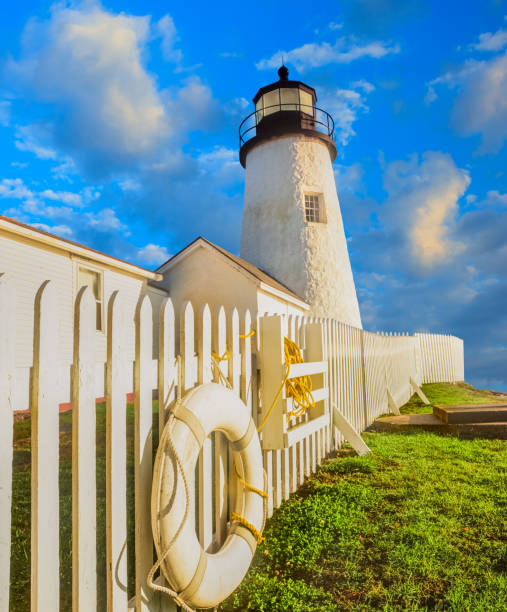 wczesnym rankiem widok na latarnię morską w pemaquid point, maine (p) - maine lighthouse pemaquid peninsula pemaquid point lighthouse zdjęcia i obrazy z banku zdjęć