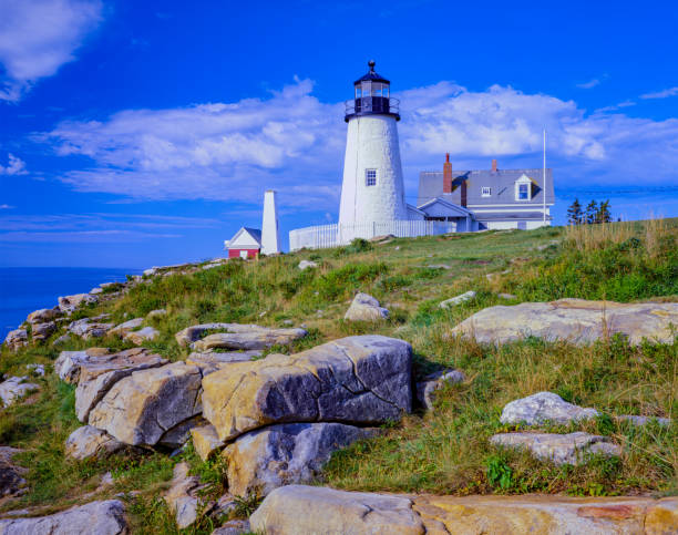 am frühen morgen blick auf den leuchtturm bei pemaquid point, maine - pemaquid peninsula sea maine coastline stock-fotos und bilder