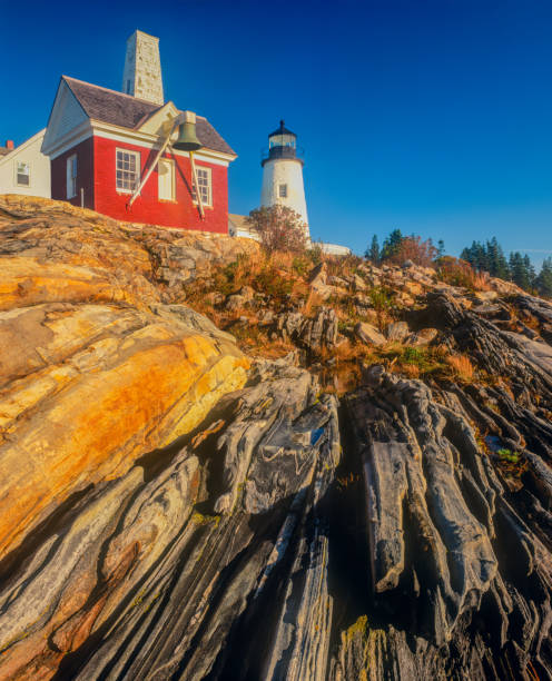 early morning view of the lighthouse at pemaquid point, maine - maine lighthouse pemaquid peninsula pemaquid point lighthouse imagens e fotografias de stock