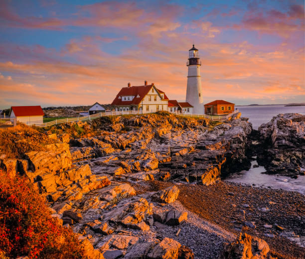 en la costa rocosa con la luz de la cabeza de portland, maine - lighthouse landscape maine sea fotografías e imágenes de stock