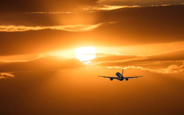 plane is taking off at sunset - airplane taking off sky commercial airplane imagens e fotografias de stock