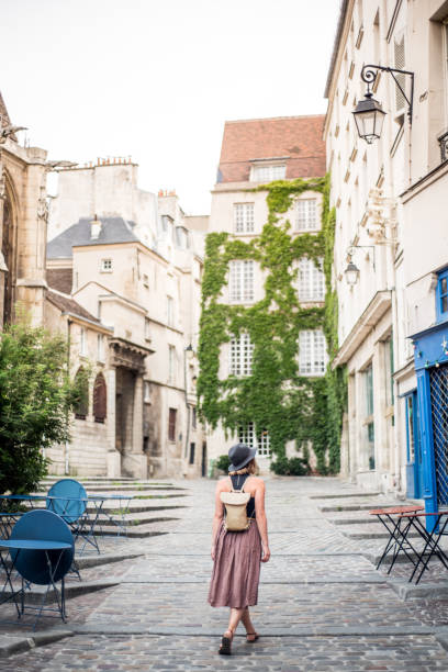 パリの空の街を探索フランス - urban scene women adventure city ストックフォトと画像