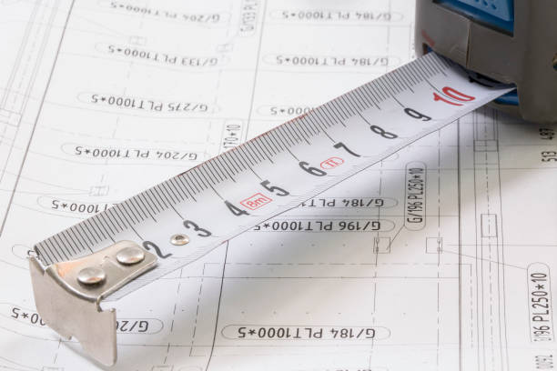 progetti di costruzione con strumenti e metro, roulette, primo piano. con posto per rext - house construction tape measure blueprint foto e immagini stock