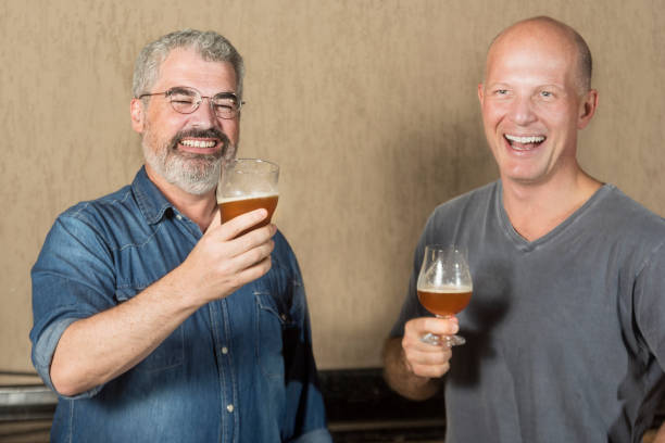 dos hombres de edad de 45-50 años cata una cerveza hecha en casa - 40 45 years fotos fotografías e imágenes de stock