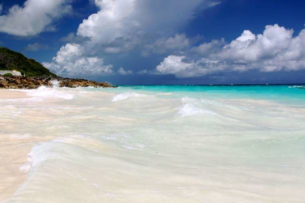 impresionantes vistas en una playa de arena blanca en las islas bermudas. - triángulo de las bermudas fotografías e imágenes de stock