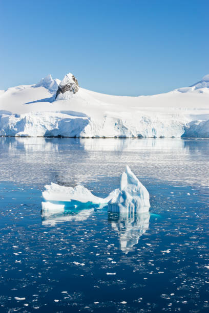 istock Antarctic Landscape with Icebergs and Mountains 927244472