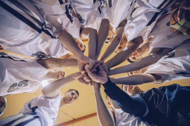 istock Basketball players huddling 927258198