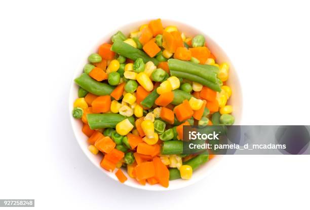 Photo libre de droit de Mélange De Légumes Cuits À La Vapeur Isolée Sur Fond Blanc banque d'images et plus d'images libres de droit de Légume