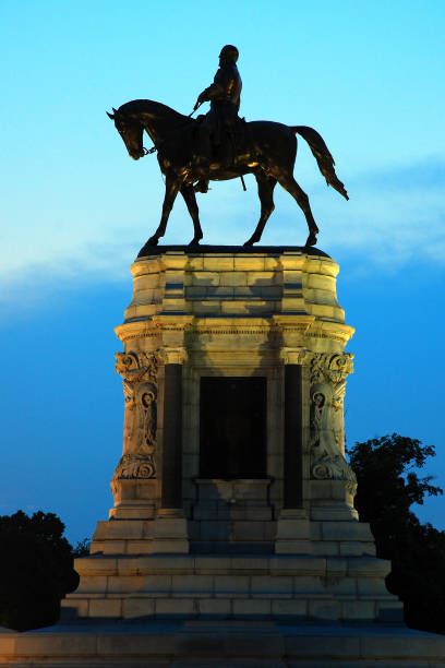 A Statue of Confederate General Robert E Lee Stands in Richmond Virginia Richmond, VA, USA April 3, 2006 a statue of Confederate General Robert E Lee Statue stands against the sunset.  The statue, in Richmond Virginia has sparked controversy regarding the Confederacy the general lee stock pictures, royalty-free photos & images