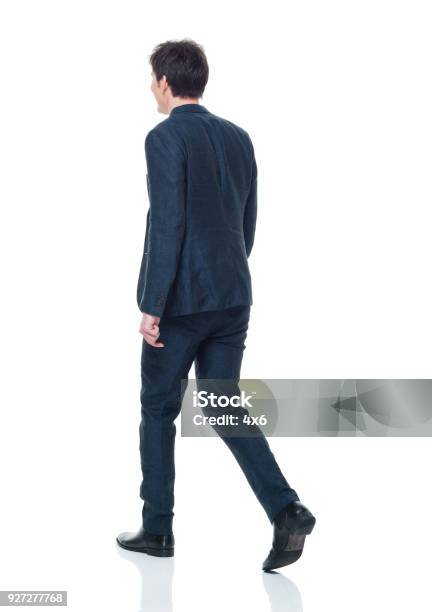 ウォーキング ビジネス装いでハンサムな若い成人男性 - 歩くのストックフォトや画像を多数ご用意 - 歩く, 後ろ姿, 男性