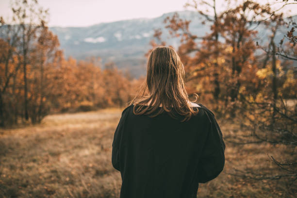 moine debout dans les bois - brain wash photos et images de collection