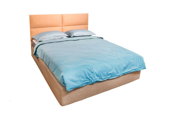 cama doble aislado bajo - queen size bed fotografías e imágenes de stock