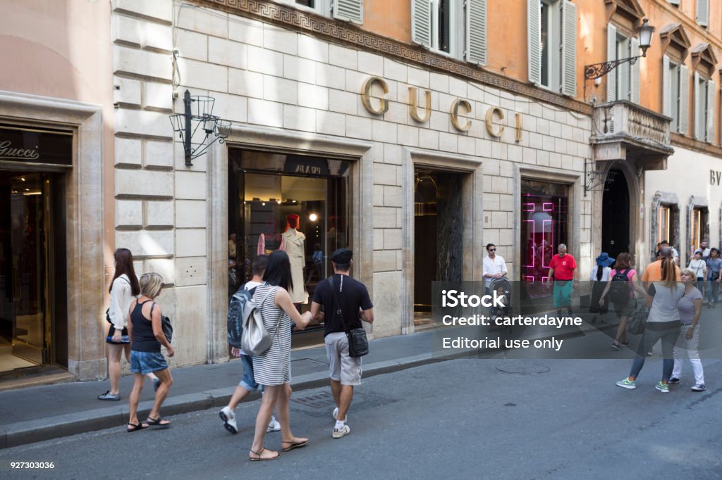 Mua Sắm Sang Trọng Tại Gucci Rome Ý Châu Âu Hình ảnh Sẵn có - Tải xuống  Hình ảnh Ngay bây giờ - Ban ngày, Biển hiệu cửa hàng, Biển quảng cáo -