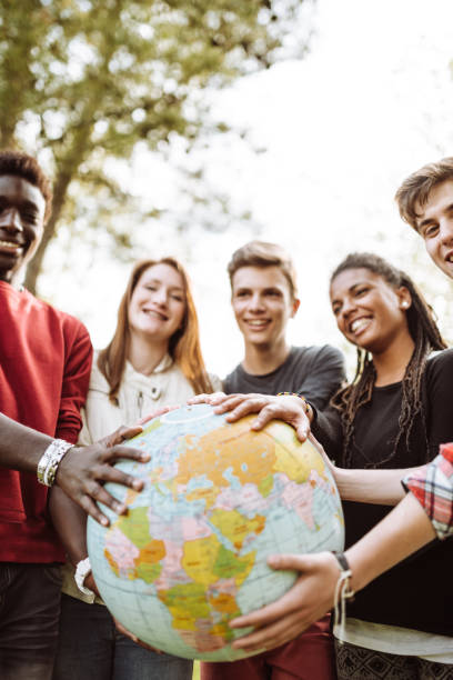 amigos com globo no parque - adolescence teenager globe map - fotografias e filmes do acervo