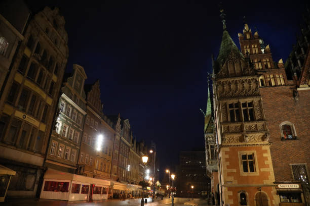 gothic wroclaw antiga câmara municipal, na praça do mercado - stockholm town square sergels torg city - fotografias e filmes do acervo