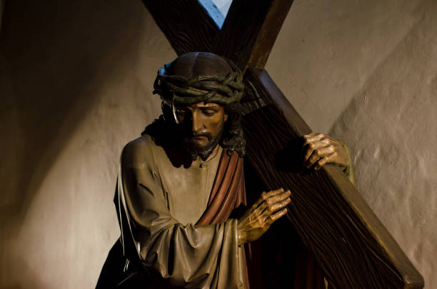la statua di gesù porta la croce - jesus christ cross old statue foto e immagini stock