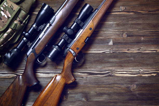 equipo de caza sobre fondo de madera vieja. - rifle fotografías e imágenes de stock