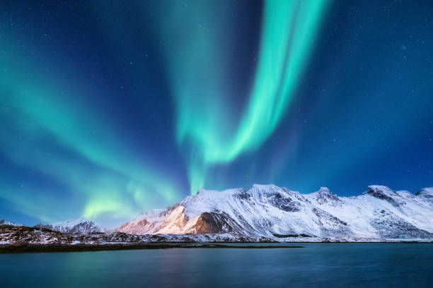 northen light sous les montagnes. magnifique paysage naturel de la norvège - tromso lofoten and vesteral islands lofoten norway photos et images de collection