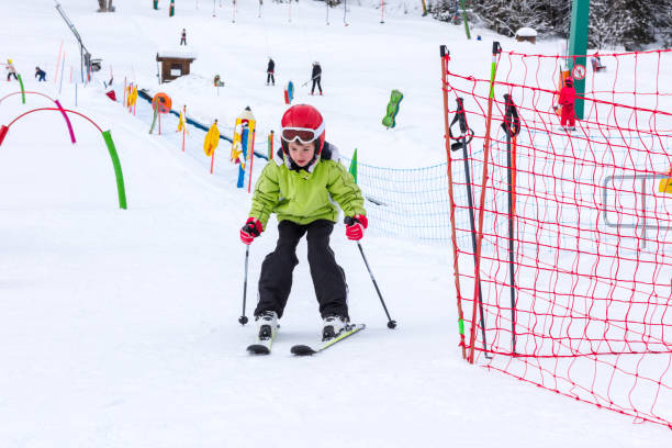 소년과 소녀 스키 스쿨 - skiing snow skiing helmet fun 뉴스 사진 이미지