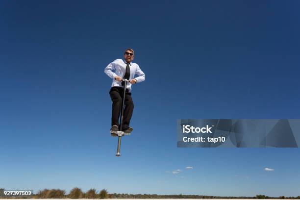 Pogostick Business Stockfoto und mehr Bilder von Springstock - Springstock, Auf und ab springen, Geschäftsleben