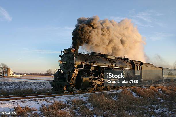 Foto de Trem Ao Pôrdosol e mais fotos de stock de Locomotiva a vapor - Locomotiva a vapor, Noite, Estrada de ferro