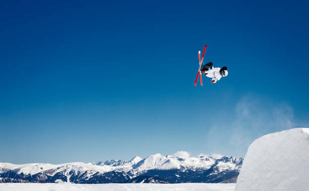 increíbles saltos de esquí freestyle en los pirineos - esquí deporte fotografías e imágenes de stock