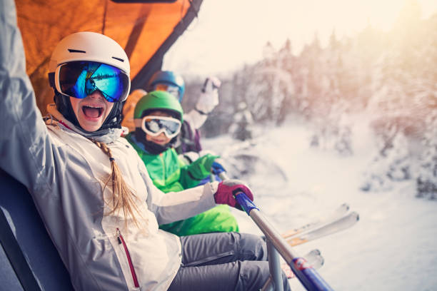 스키 리프트에 앉아 아이 들과 어머니 - skiing snow skiing helmet fun 뉴스 사진 이미��지